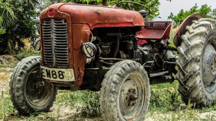 tractor-1363343_1920.jpg